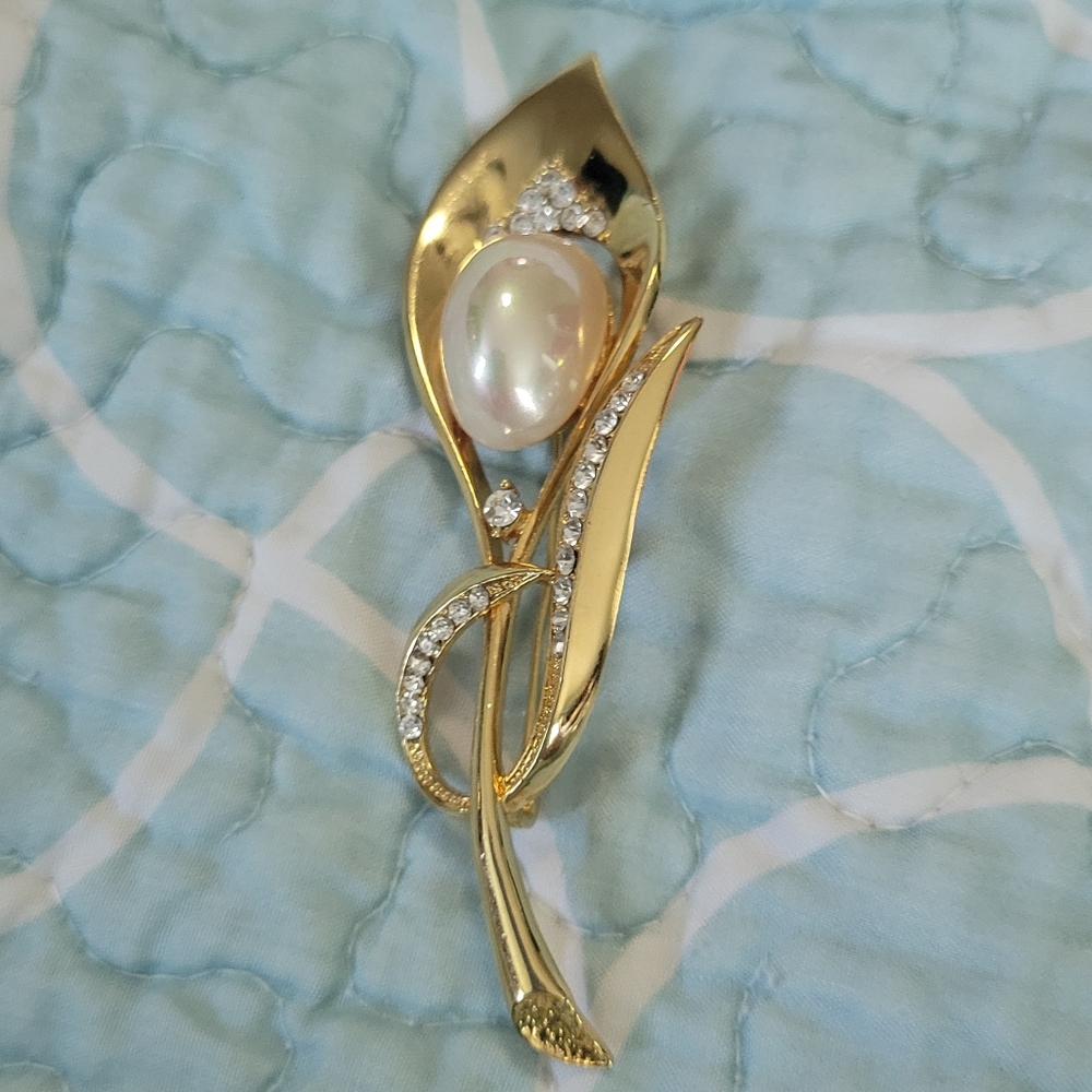 Elegant Gold and Pearl Leaf Brooch